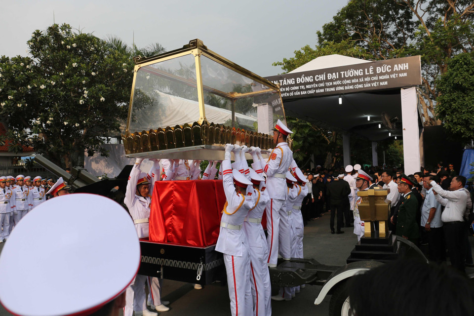 Linh cữu nguyên Chủ tịch nước, Đại tướng Lê Đức Anh được đưa vào vị trí an táng. (Ảnh: Mạnh Linh/TTXVN)