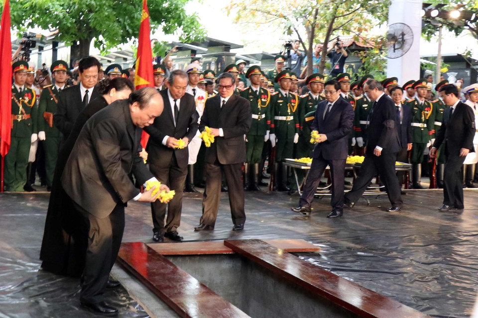 Gia quyến của nguyên Chủ tịch nước, Đại tướng Lê Đức Anh thực hiện nghi thức an táng. (Ảnh: Mạnh Linh/TTXVN)