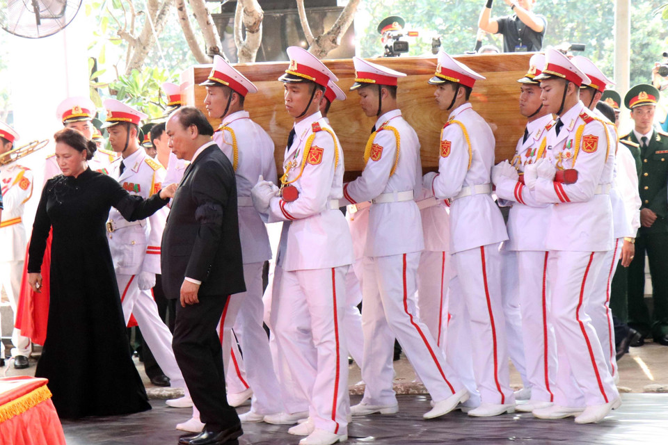 Thủ tướng Nguyễn Xuân Phúc và Chủ tịch Quốc hội Nguyễn Thị Kim Ngân đón linh cữu nguyên Chủ tịch nước, Đại tướng Lê Đức Anh. (Ảnh: Mạnh Linh/TTXVN)