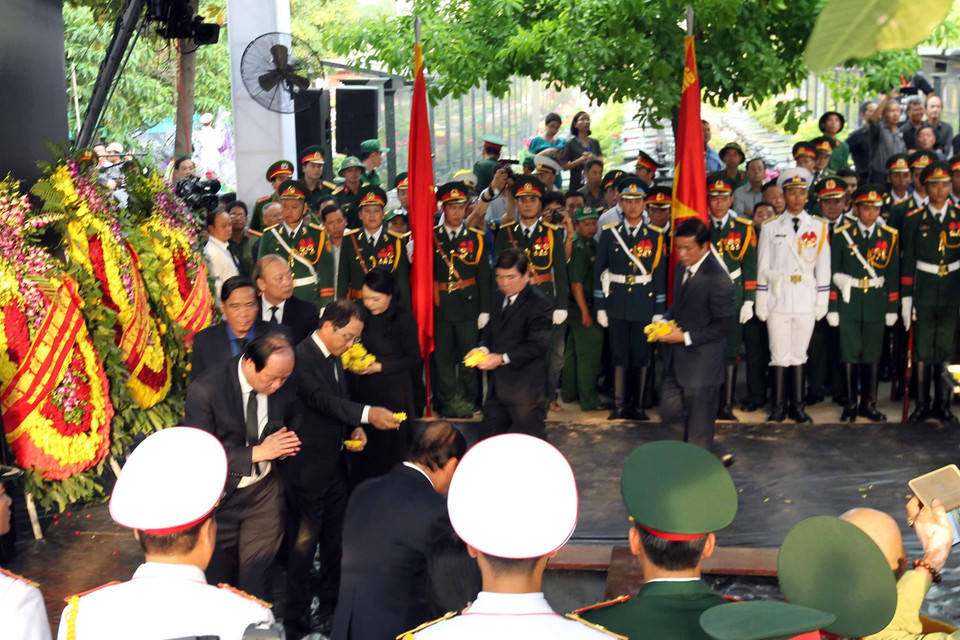 Các đồng chí Lãnh đạo Đảng và Nhà nước thực thực hiện nghi thức an táng, rải hoa lên linh cữu Đại tướng Lê Đức Anh. (Ảnh: Mạnh Linh/TTXVN)