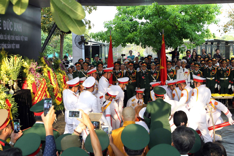 Đội tiêu binh đưa linh cữu nguyên Chủ tịch nước, Đại tướng Lê Đức Anh xuống huyệt mộ. (Ảnh: Mạnh Linh/TTXVN)