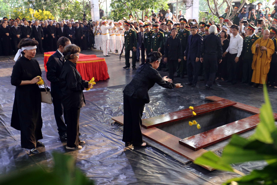 Các đồng chí Lãnh đạo Đảng và Nhà nước thực thực hiện nghi thức an táng, rải hoa lên linh cữu Đại tướng Lê Đức Anh. (Ảnh: Mạnh Linh/TTXVN)