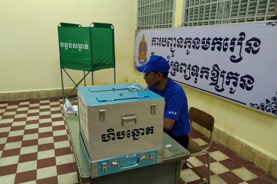 Thùng phiếu và buồng bí mật để cử tri lựa chọn. (Nguồn: Vietnam+)