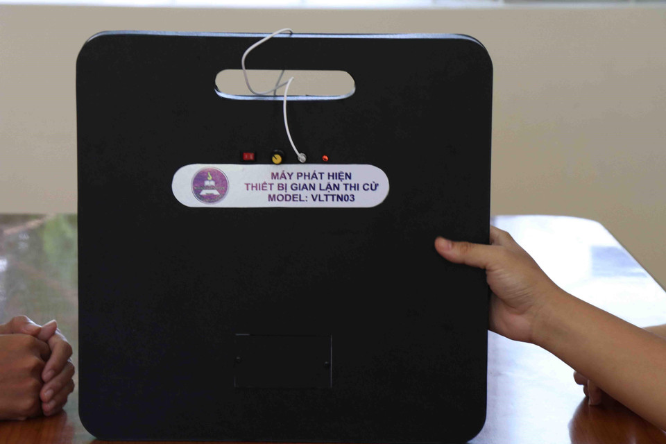 Máy phát hiện thiết bị gian lận thi cử có trọng lượng 400gram, sử dụng nguồn điện 2 pin 9V, khoảng cách dò các thiết bị gian lận là 8m. (Ảnh: Phạm Cường/TTXVN)