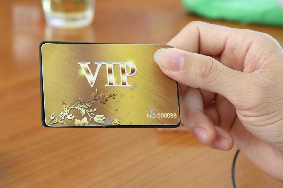 Điện thoại giả dạng thẻ ATM là thiết bị công nghệ gian lận được thí sinh mang vào phòng thi. (Ảnh: Phạm Cường/TTXVN)