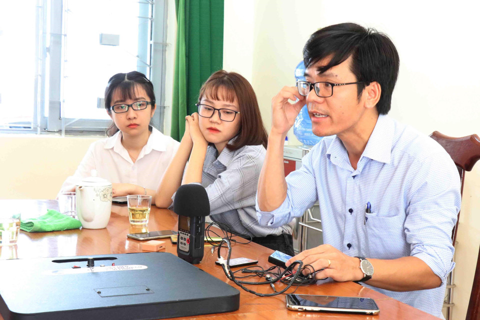 Thầy Trần Quốc Lâm giới thiệu về các thiết bị công nghệ cao học sinh, sinh viên thường mang theo vào phòng thi để gian lận trong thi cử. (Ảnh: Phạm Cường/TTXVN)