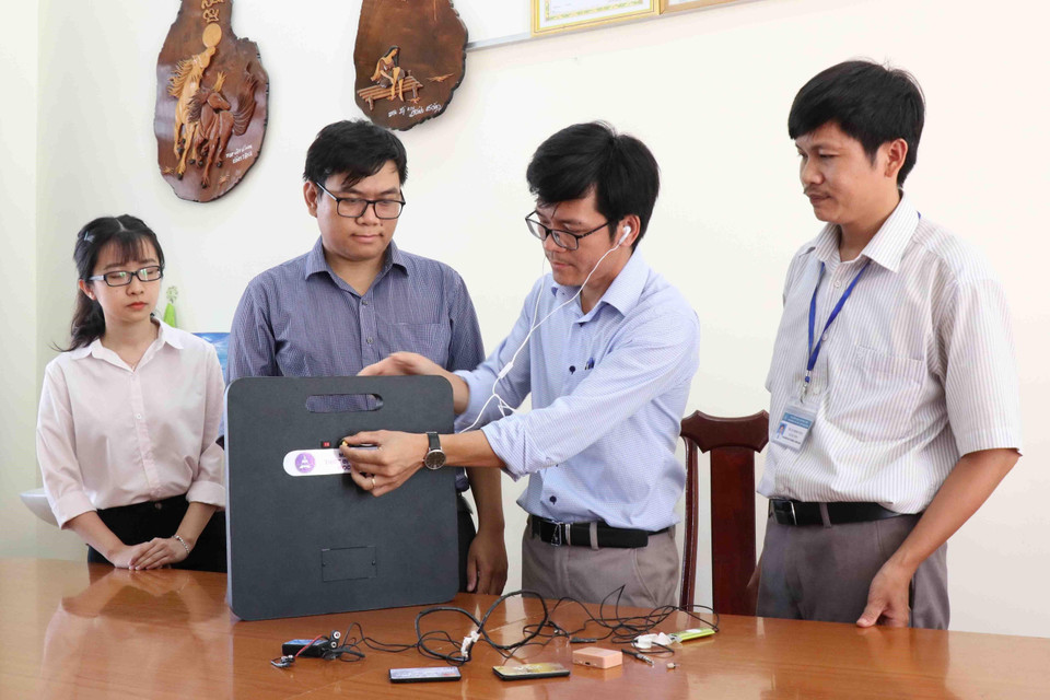 Nhóm giảng viên Tôn Thất Trường Nam, Trần Quốc Lâm cùng các cộng sự Khoa Khoa học Tự nhiên và Công nghệ của Trường Đại học Tây Nguyên giới thiệu về máy phát hiện gian lận thi cử. (Ảnh: Phạm Cường/TTXVN)