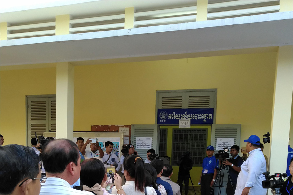 Các cử tri xếp hàng chờ vào bỏ phiếu tại phòng phiếu số 13 ở thủ đô Phnom Penh. (Nguồn: Vietnam+)