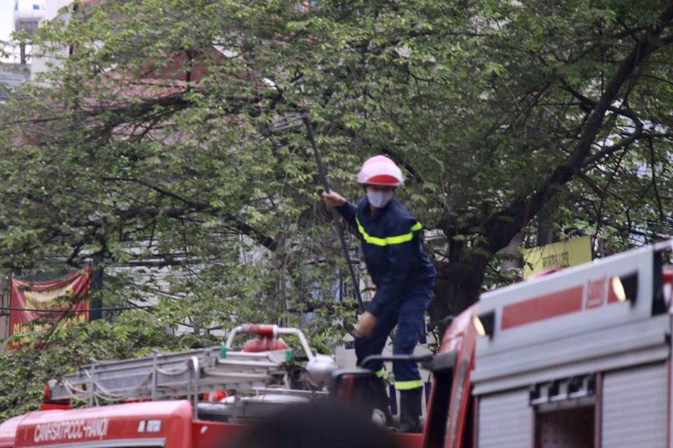 Lực lượng cứu hỏa đến tham gia dập lửa. (PV/Vietnam+)