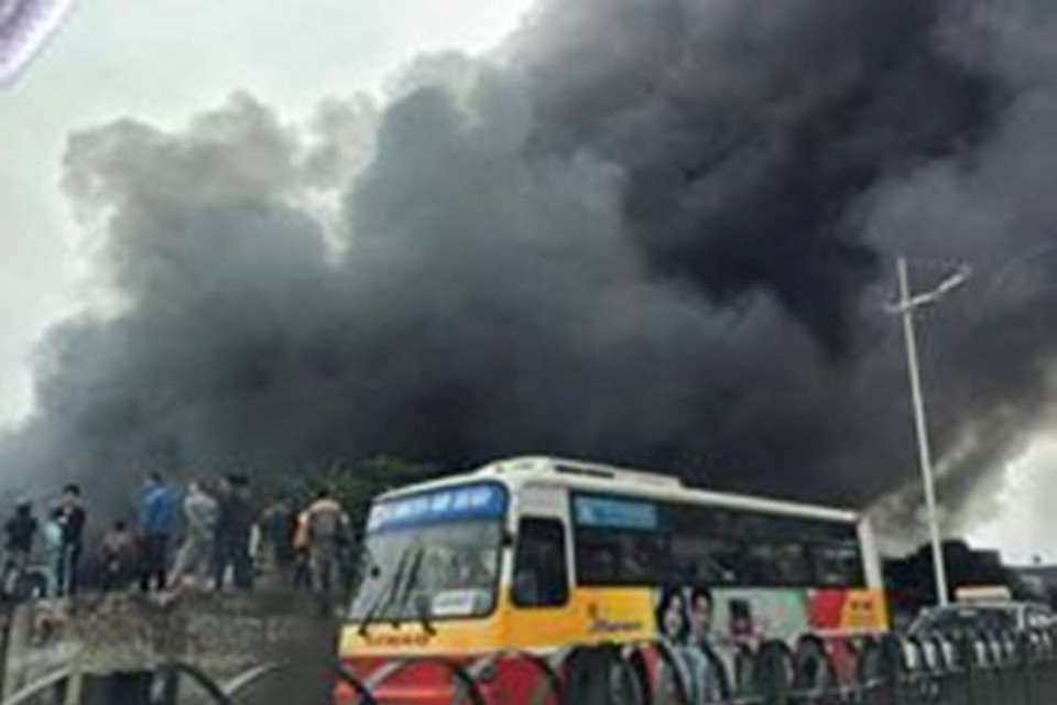 Khói đen bốc lên tại chợ Nhật Tân đang bao phủ khắp khu vực. (Ảnh: CTV/Vietnam+)