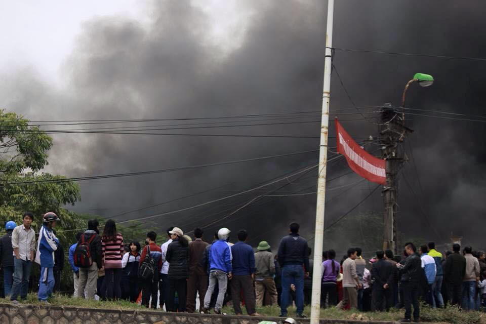 Toàn cảnh vụ cháy xung quanh khu vực chợ Nhật Tân. (PV/Vietnam+)
