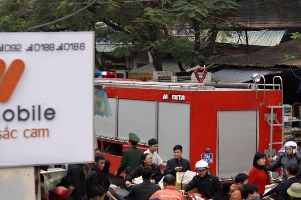 Xe cứu hỏa được điều động đến chữa cháy. (PV/Vietnam+)