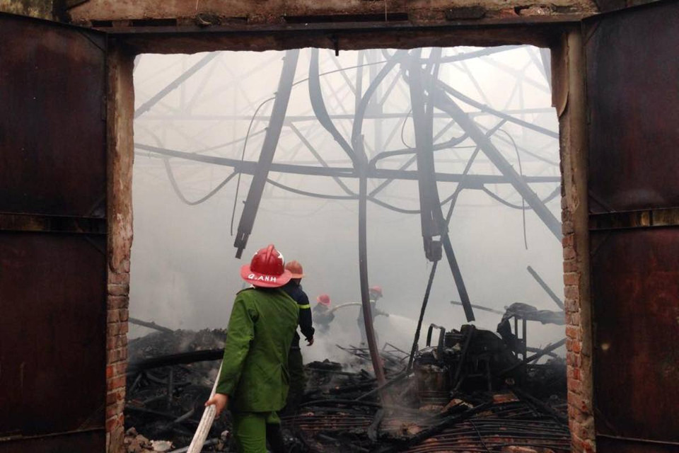Các khung thép bên trong cũng bị nhiệt cao làm uốn cong biến dạng và sập xuống. (Ảnh: Sơn Bách/Vietnam+)