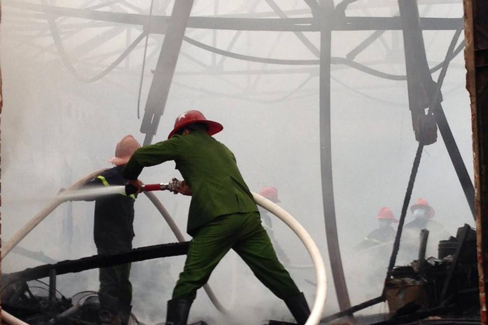 Lực lượng phòng cháy chữa cháy đã huy động 3 đơn vị với gần 10 xe tới hiện trường (Ảnh: Sơn Bách/Vietnam+)