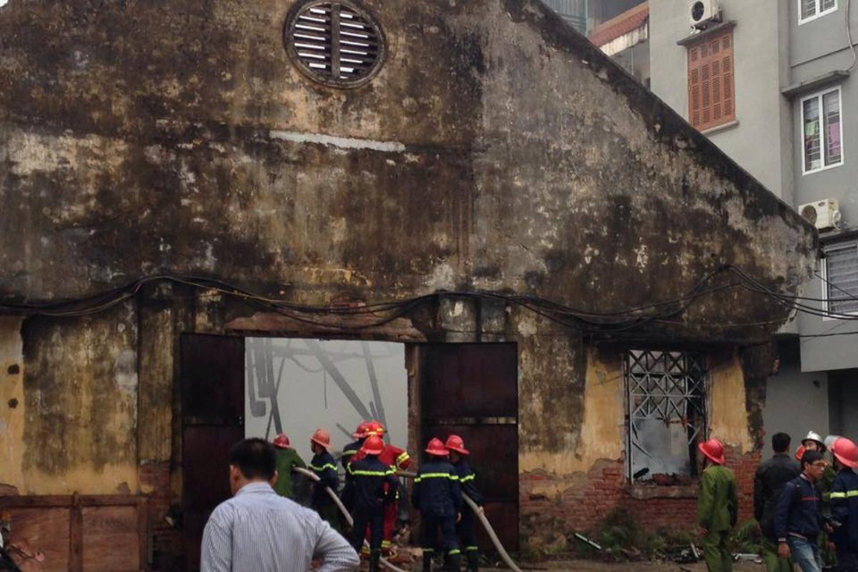 Ngọn lửa bất ngờ bùng lên tại một khu xưởng nằm sâu trong Công ty cổ phần Thiết bị Khí tượng thuỷ văn và Môi trường (Ảnh: Sơn Bách/Vietnam+)