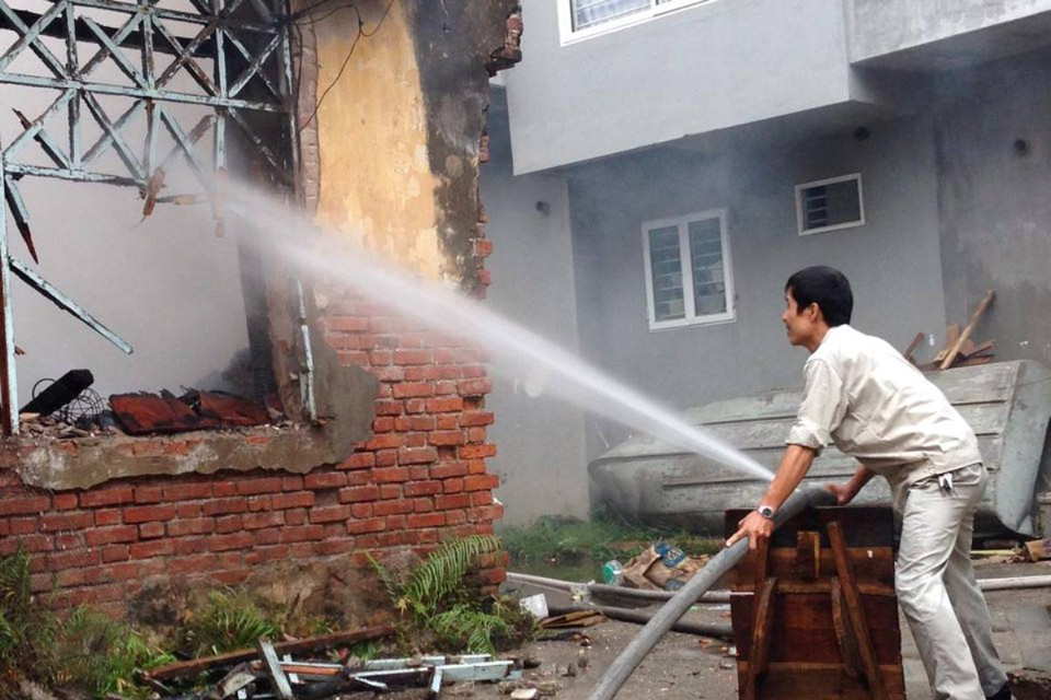 Cơ quan chức năng đang lo bức tường phía trước sập. (Ảnh: Sơn Bách/Vietnam+)