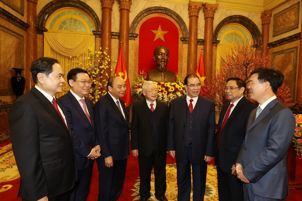 Tổng Bí thư, Chủ tịch nước Nguyễn Phú Trọng và Thủ tướng Nguyễn Xuân Phúc với các lãnh đạo và nguyên lãnh đạo Đảng, Nhà nước. (Ảnh: Trí Dũng/TTXVN)