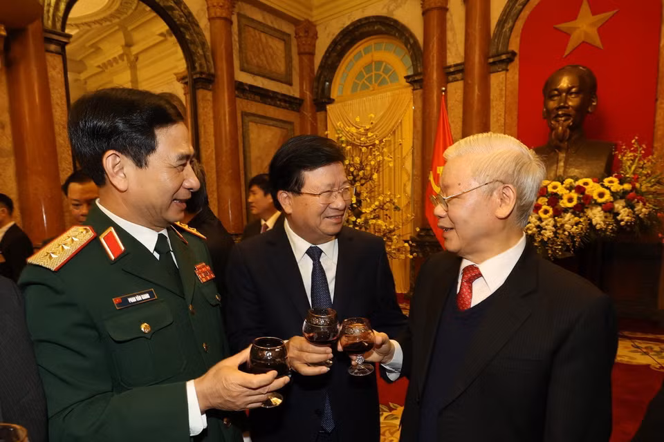 Tổng Bí thư, Chủ tịch nước Nguyễn Phú Trọng và Thủ tướng Nguyễn Xuân Phúc với các lãnh đạo và nguyên lãnh đạo Đảng, Nhà nước. (Ảnh: Trí Dũng/TTXVN)