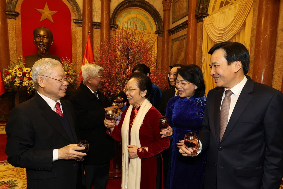 Tổng Bí thư, Chủ tịch nước Nguyễn Phú Trọng và Thủ tướng Nguyễn Xuân Phúc với các lãnh đạo và nguyên lãnh đạo Đảng, Nhà nước. (Ảnh: Trí Dũng/TTXVN)