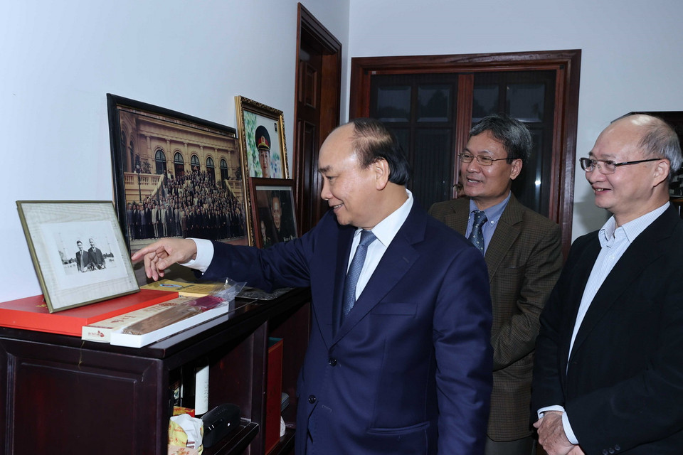 Thủ tướng Nguyễn Xuân Phúc xem những vật phẩm, hình ảnh về Thủ tướng Phạm Văn Đồng. (Ảnh: Thống Nhất/TTXVN)