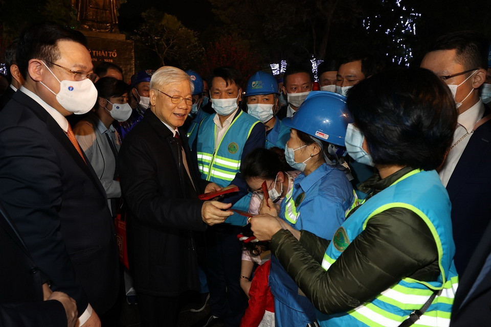 Tổng Bí thư, Chủ tịch nước Nguyễn Phú Trọng với người lao động Thủ đô tại Tượng đài Lý Thái Tổ. (Ảnh : Trí Dũng/TTXVN)