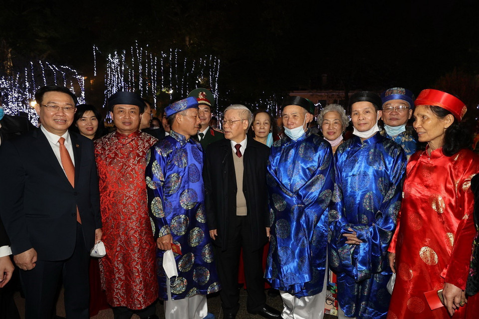 Tổng Bí thư, Chủ tịch nước Nguyễn Phú Trọng với nhân dân tại Tượng đài Lý Thái Tổ. (Ảnh : Trí Dũng/TTXVN)