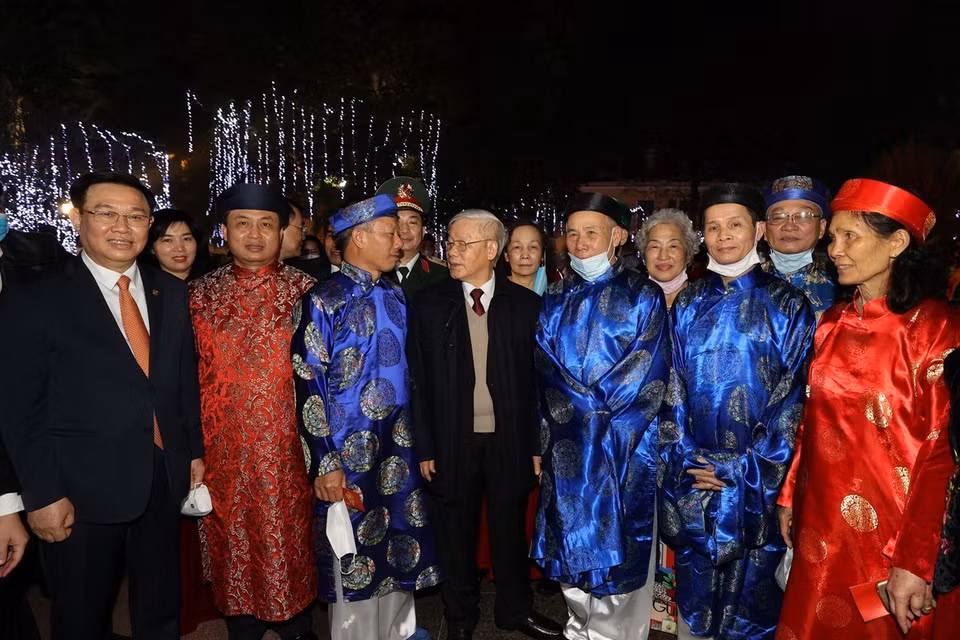 Tổng Bí thư, Chủ tịch nước Nguyễn Phú Trọng với nhân dân tại Tượng đài Lý Thái Tổ. (Ảnh : Trí Dũng/TTXVN)