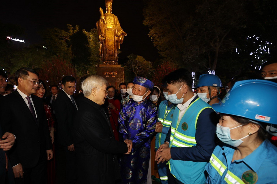 Tổng Bí thư, Chủ tịch nước Nguyễn Phú Trọng với nhân dân và người lao động tại Tượng đài Lý Thái Tổ. (Ảnh : Trí Dũng/TTXVN)