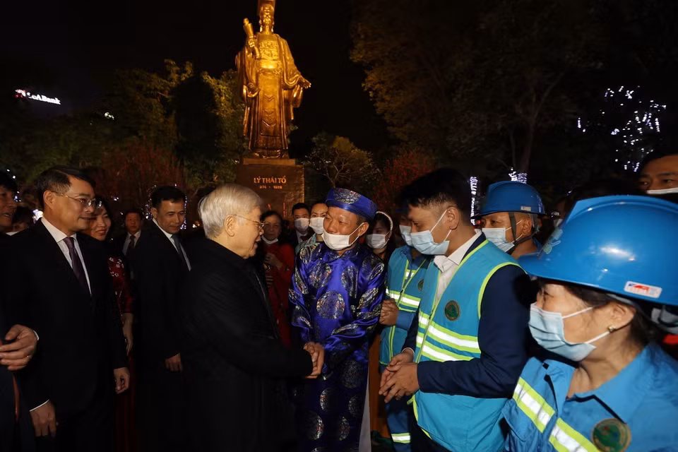 Tổng Bí thư, Chủ tịch nước Nguyễn Phú Trọng với nhân dân và người lao động tại Tượng đài Lý Thái Tổ. (Ảnh : Trí Dũng/TTXVN)