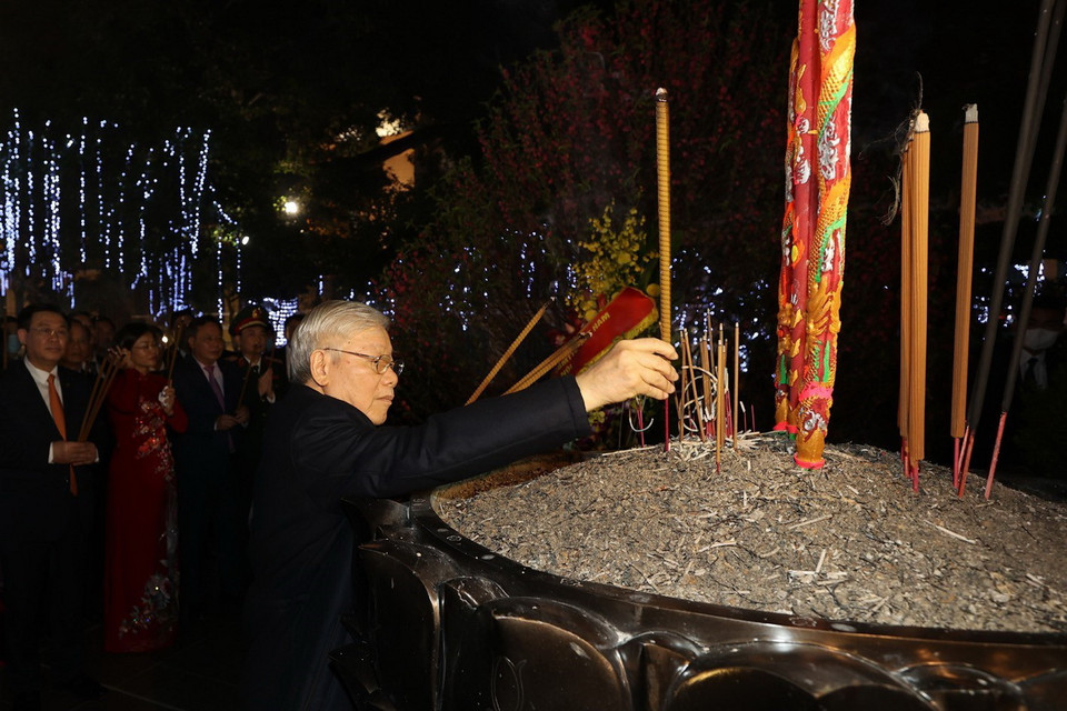Tổng Bí thư, Chủ tịch nước Nguyễn Phú Trọng dâng hương tại Tượng đài Lý Thái Tổ ở Thủ đô Hà Nội. (Ảnh: Trí Dũng/TTXVN)