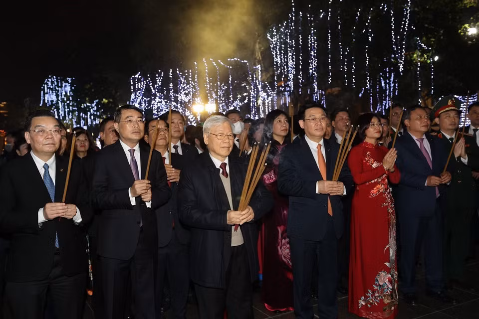 Tổng Bí thư, Chủ tịch nước Nguyễn Phú Trọng dâng hương tại Tượng đài Lý Thái Tổ ở Thủ đô Hà Nội. (Ảnh: Trí Dũng/TTXVN)