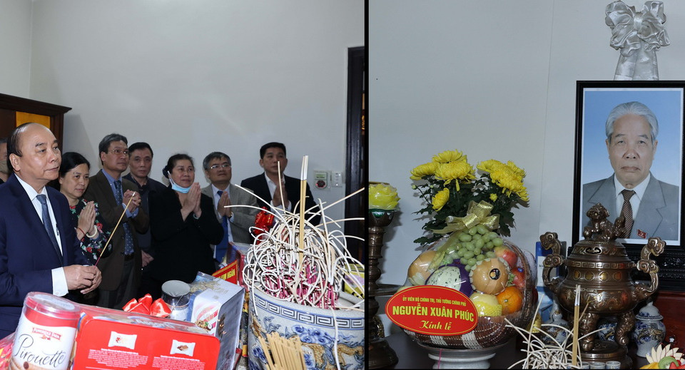 Thủ tướng Nguyễn Xuân Phúc dâng hương, tưởng nhớ Tổng Bí thư Đỗ Mười. (Ảnh: Thống Nhất/TTXVN)