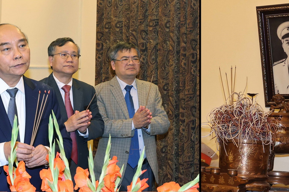 Thủ tướng Nguyễn Xuân Phúc dâng hương, tưởng nhớ Đại tướng Võ Nguyên Giáp. (Ảnh: Thống Nhất/TTXVN)
