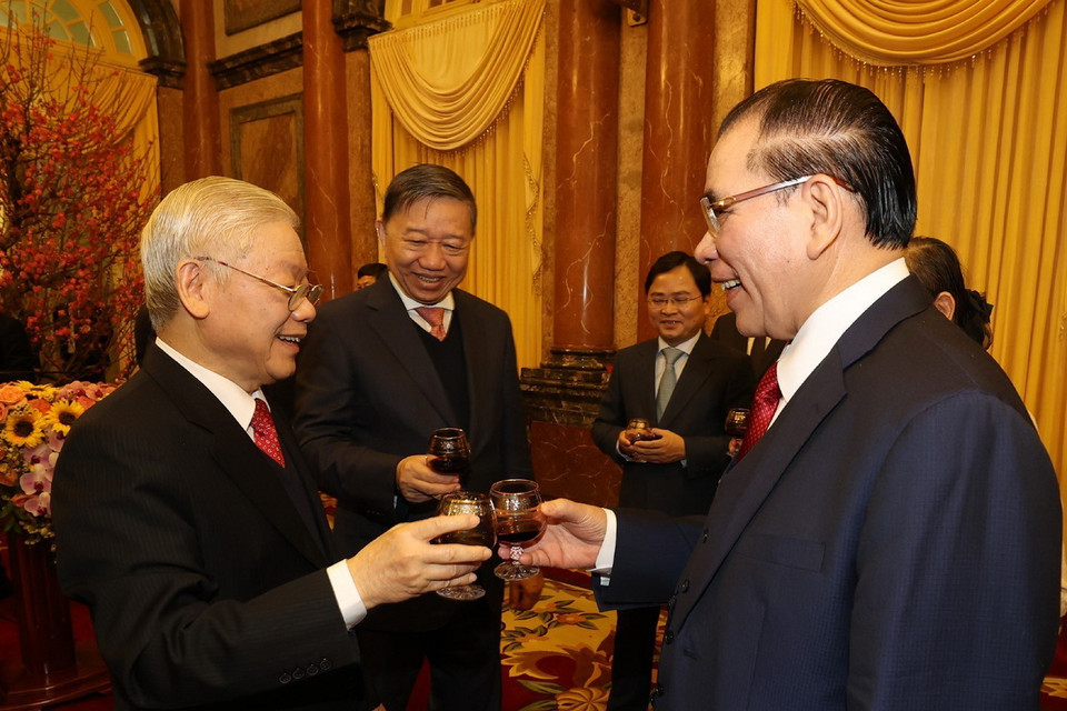 Tổng Bí thư, Chủ tịch nước Nguyễn Phú Trọng và Thủ tướng Nguyễn Xuân Phúc với các lãnh đạo và nguyên lãnh đạo Đảng, Nhà nước. (Ảnh: Trí Dũng/TTXVN)