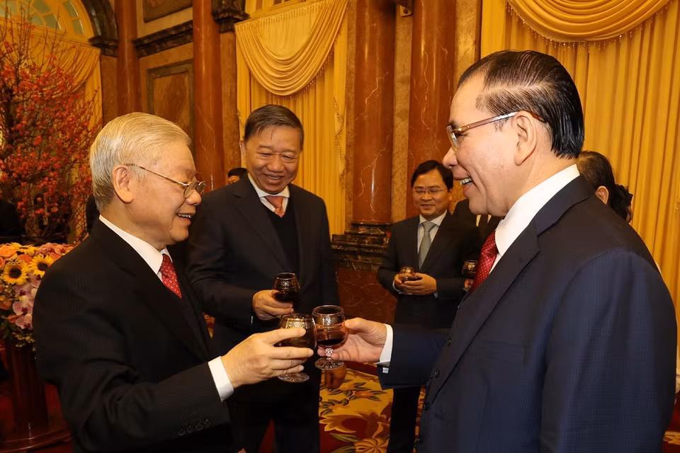 Tổng Bí thư, Chủ tịch nước Nguyễn Phú Trọng và Thủ tướng Nguyễn Xuân Phúc với các lãnh đạo và nguyên lãnh đạo Đảng, Nhà nước. (Ảnh: Trí Dũng/TTXVN)