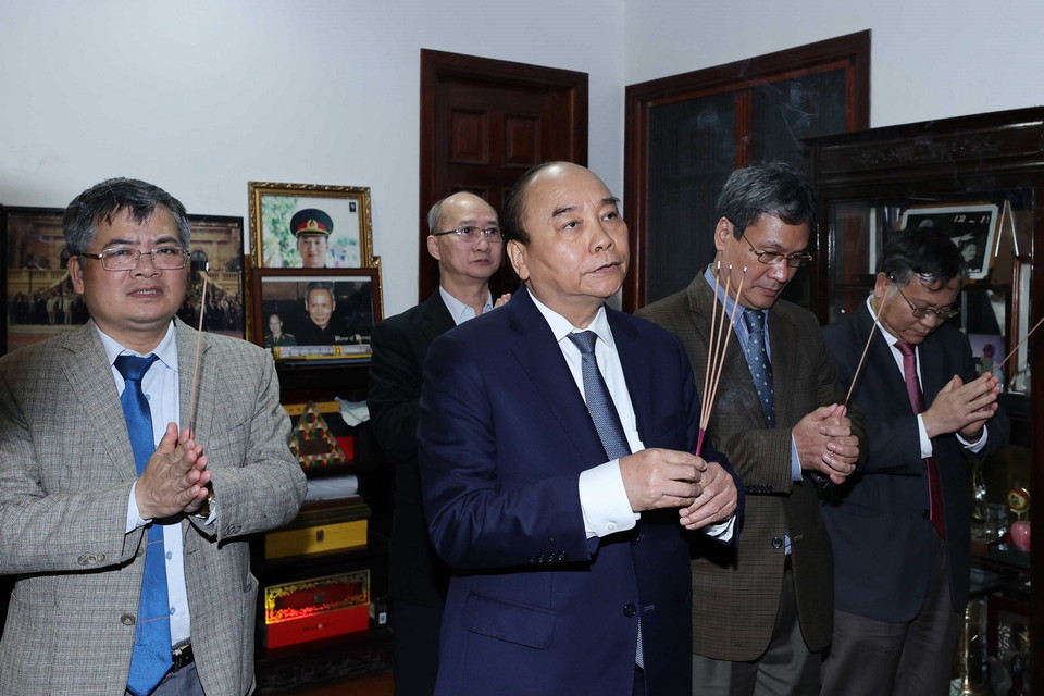 Thủ tướng Nguyễn Xuân Phúc dâng hương, tưởng nhớ Thủ tướng Phạm Văn Đồng. (Ảnh: Thống Nhất/TTXVN)