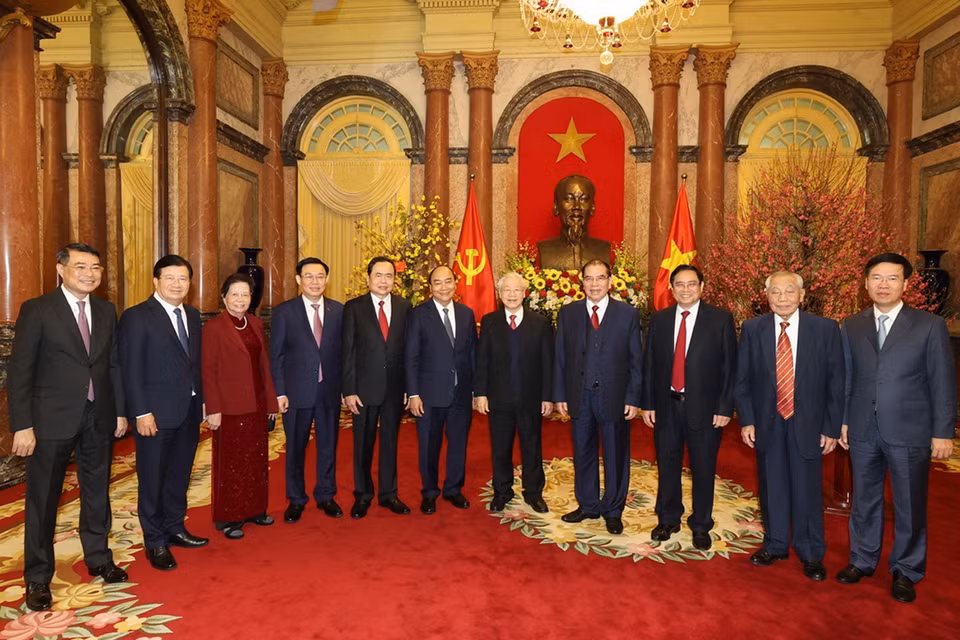 Tổng Bí thư, Chủ tịch nước Nguyễn Phú Trọng và Thủ tướng Nguyễn Xuân Phúc với các lãnh đạo và nguyên lãnh đạo Đảng, Nhà nước. (Ảnh: Trí Dũng/TTXVN)