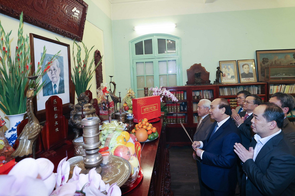 Thủ tướng Nguyễn Xuân Phúc dâng hương, tưởng nhớ Tổng Bí thư Lê Duẩn. (Ảnh: Thống Nhất/TTXVN)