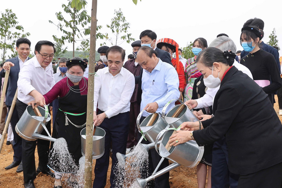 Thủ tướng Nguyễn Xuân Phúc và các đại biểu tham gia Lễ phát động Tết trồng cây. (Ảnh: Thống Nhất/TTXVN)