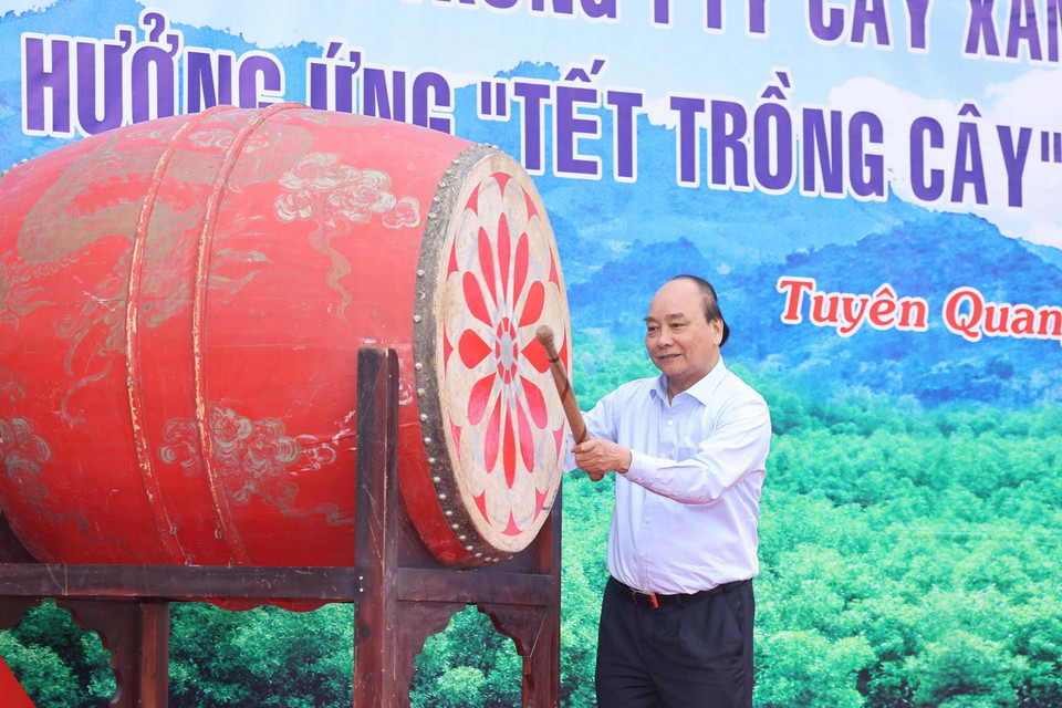 Thủ tướng Nguyễn Xuân Phúc đánh trống phát động Tết trồng cây. (Ảnh: Thống Nhất/TTXVN)