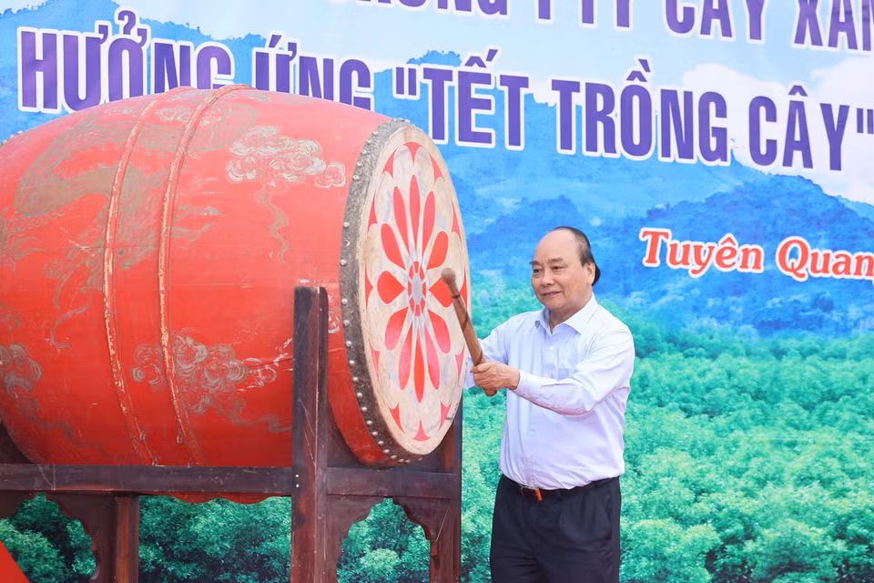 Thủ tướng Nguyễn Xuân Phúc đánh trống phát động Tết trồng cây. (Ảnh: Thống Nhất/TTXVN)