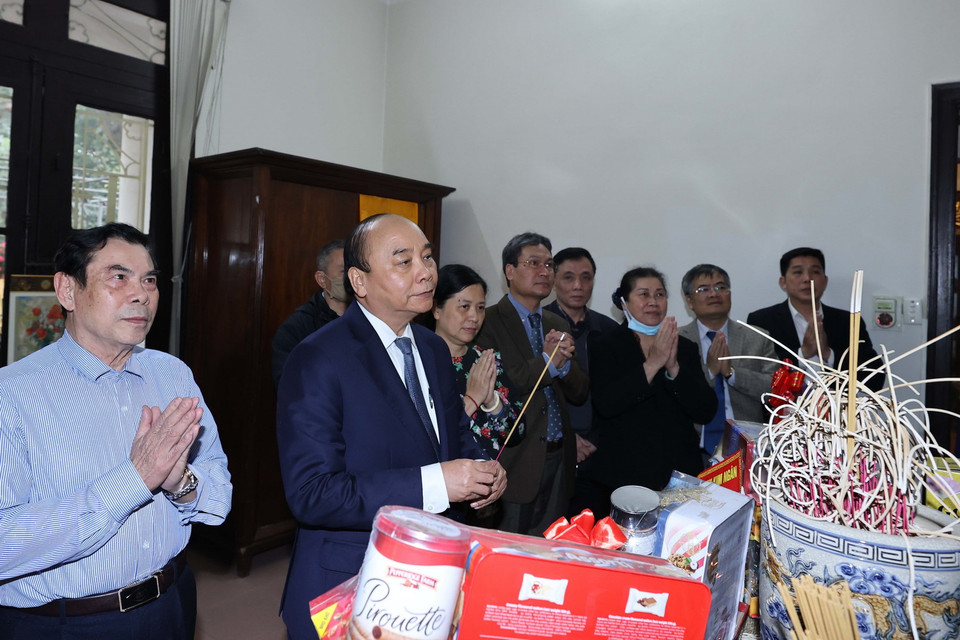 Thủ tướng Nguyễn Xuân Phúc dâng hương, tưởng nhớ Tổng Bí thư Đỗ Mười. (Ảnh: Thống Nhất/TTXVN)