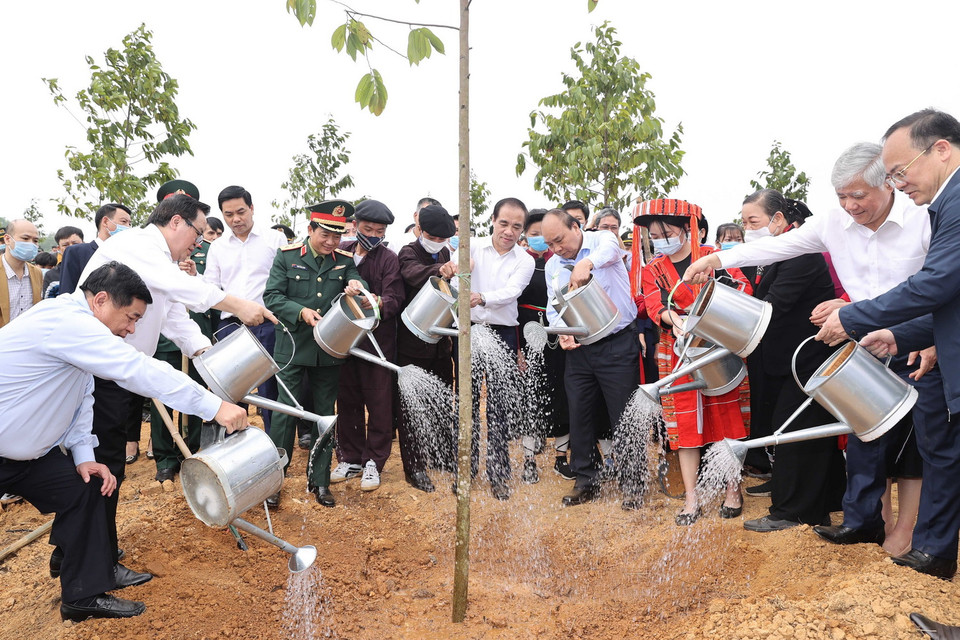 Thủ tướng Nguyễn Xuân Phúc và các đại biểu tham gia Lễ phát động Tết trồng cây. (Ảnh: Thống Nhất/TTXVN)