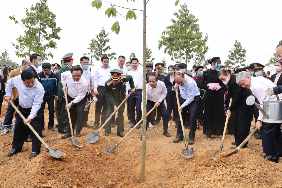 Thủ tướng Nguyễn Xuân Phúc và các đại biểu tham gia Lễ phát động Tết trồng cây. (Ảnh: Thống Nhất/TTXVN)