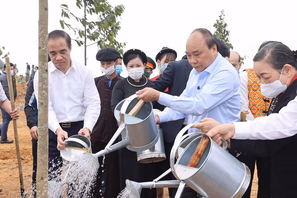 Thủ tướng Nguyễn Xuân Phúc và các đại biểu tham gia Lễ phát động Tết trồng cây. (Ảnh: Thống Nhất/TTXVN)