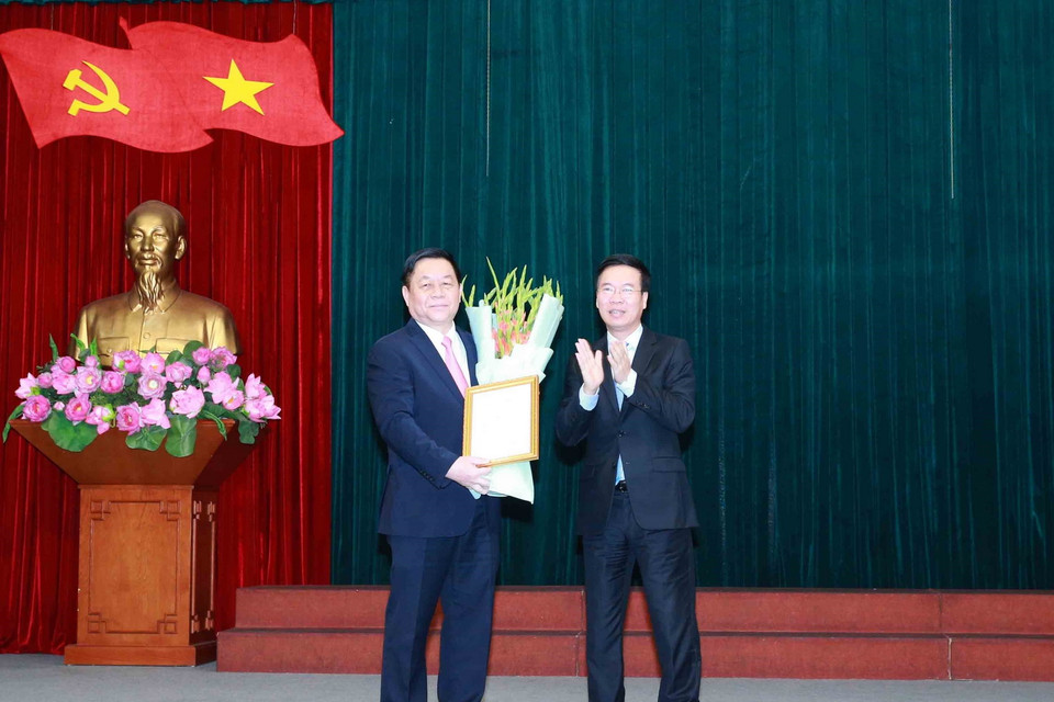 Ủy viên Bộ Chính trị, Thường trực Ban Bí thư Võ Văn Thưởng trao quyết định của Bộ Chính trị cho ông Nguyễn Trọng Nghĩa. (Ảnh: Phương Hoa/TTXVN)
