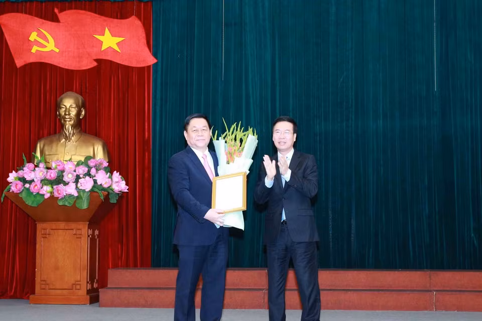 Ủy viên Bộ Chính trị, Thường trực Ban Bí thư Võ Văn Thưởng trao quyết định của Bộ Chính trị cho ông Nguyễn Trọng Nghĩa. (Ảnh: Phương Hoa/TTXVN)
