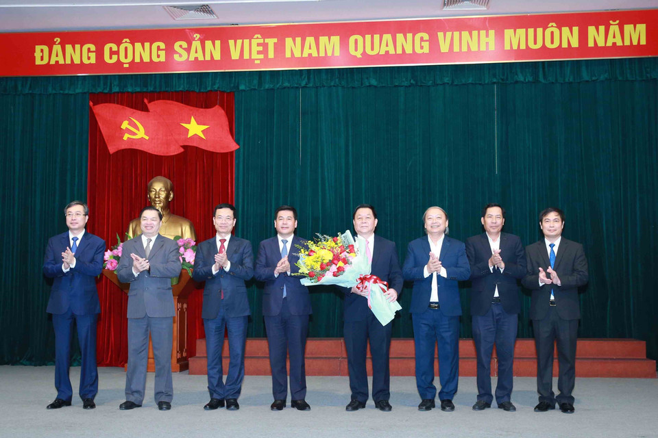 Các lãnh đạo Ban Tuyên giáo Trung ương tặng hoa chúc mừng Bí thư Trung ương Đảng, Trưởng Ban Tuyên giáo Trung ương Nguyễn Trọng Nghĩa. (Ảnh: Phương Hoa/TTXVN)