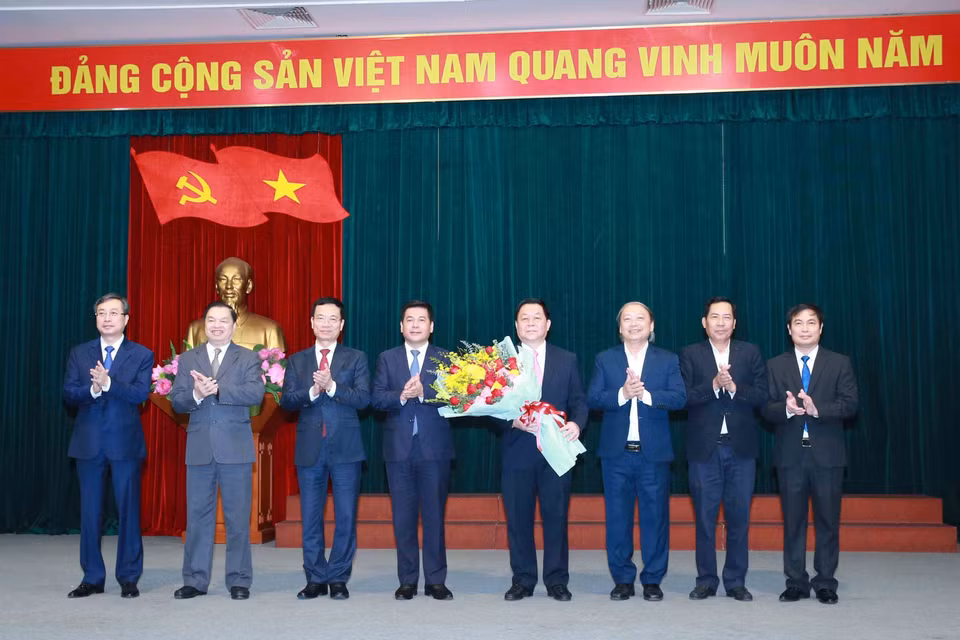 Các lãnh đạo Ban Tuyên giáo Trung ương tặng hoa chúc mừng Bí thư Trung ương Đảng, Trưởng Ban Tuyên giáo Trung ương Nguyễn Trọng Nghĩa. (Ảnh: Phương Hoa/TTXVN)
