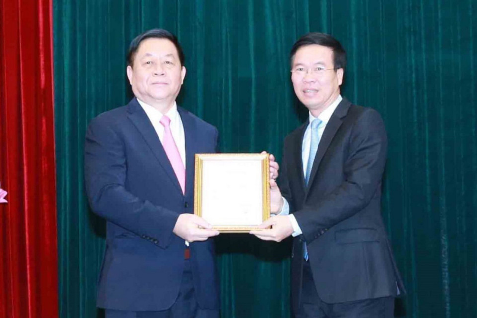 Ủy viên Bộ Chính trị, Thường trực Ban Bí thư Võ Văn Thưởng trao Quyết định số 06-QĐNS/TƯ ngày 18/2/2021 của Bộ Chính trị cho ông Nguyễn Trọng Nghĩa. (Ảnh: Phương Hoa/TTXVN)